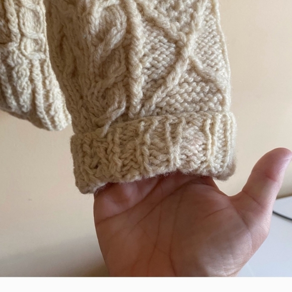 Hand knitted Aran Cardigan.....%100 wool. - Picture 8 of 11